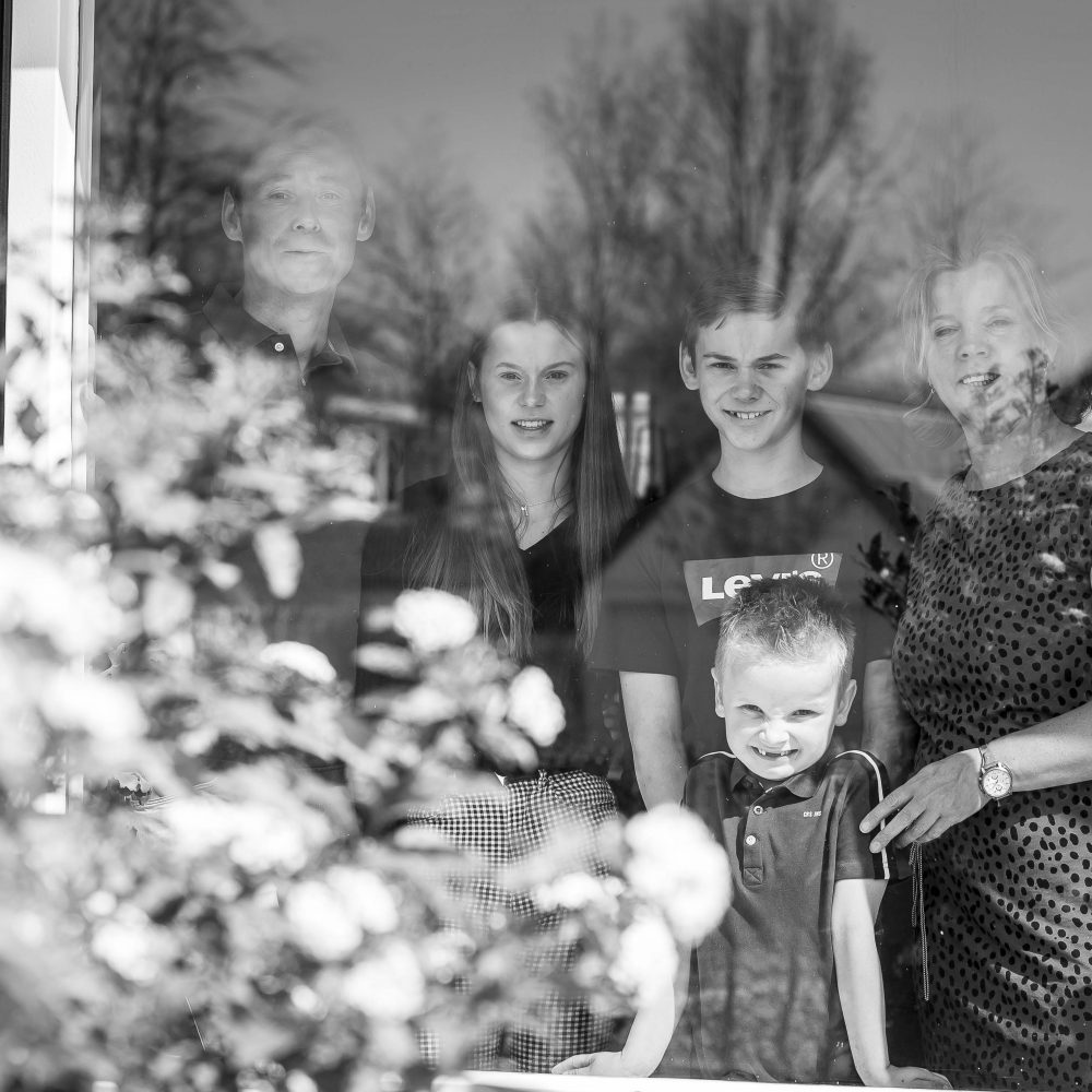 coronatijd-familiefoto-achter-glas-met bloesem=jemooisteherinnering-fotografie