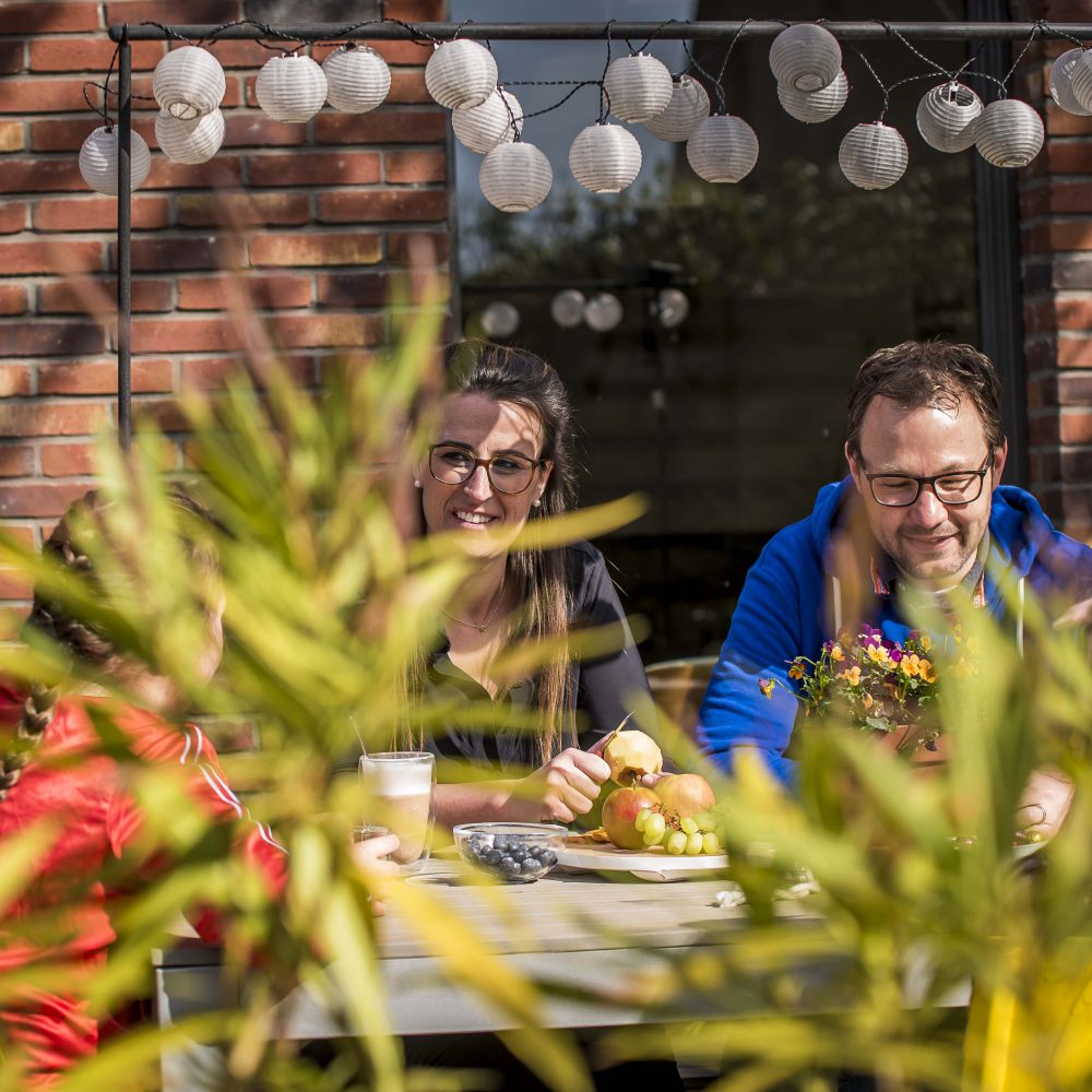 familie-in-de-tuin-corona-raamportret-jemooisteherinnering-fotografie