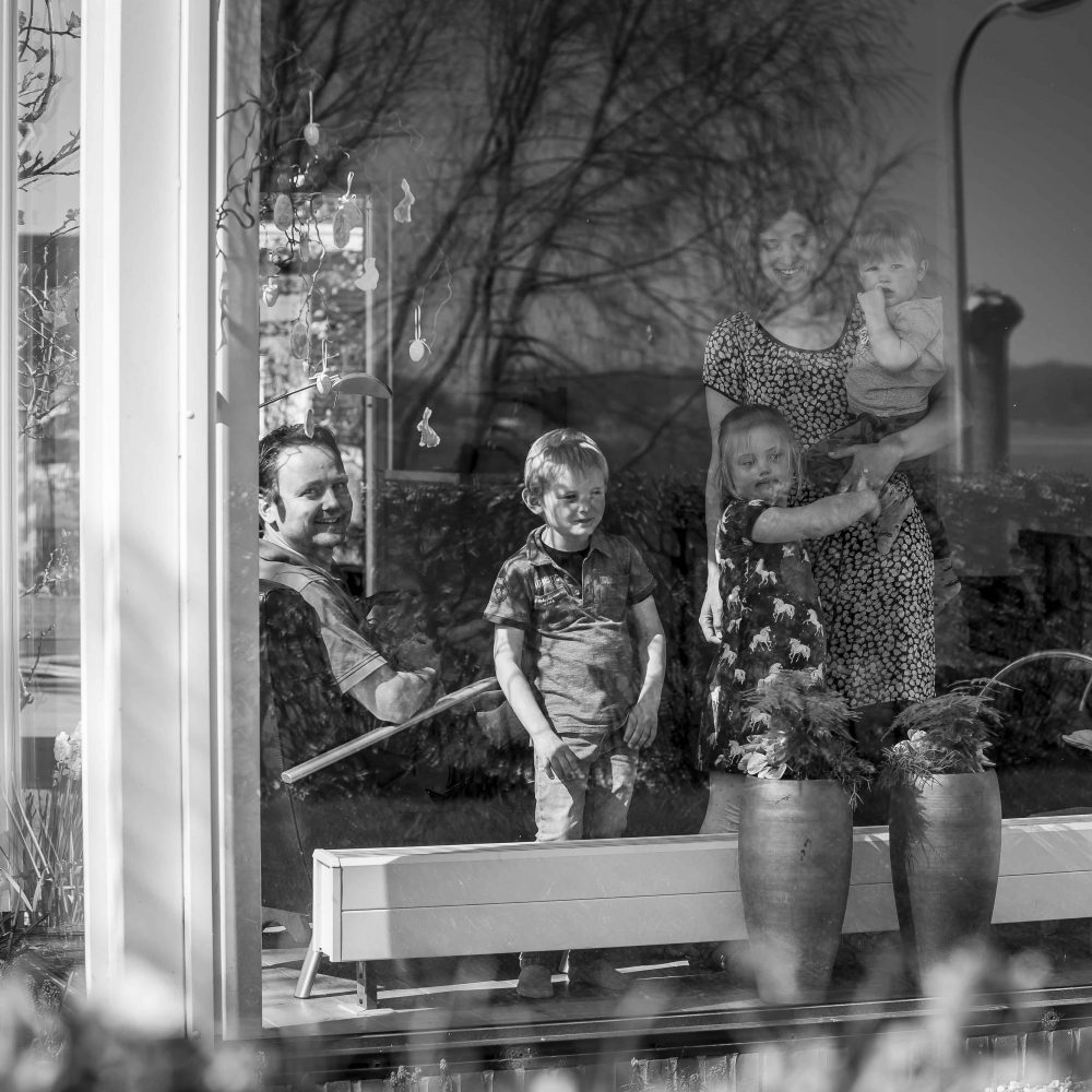foto-door-het-raam-met-gezin-spiegeling-jemooisteherinnering-fotografie