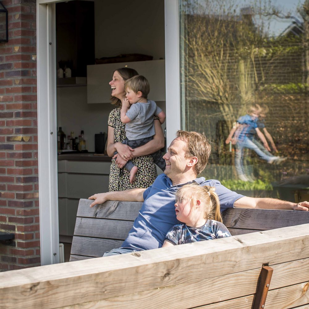 raamportret-gezin-tuinbank-spiegeling-in-raam-jemooisteherinnering-fotografie