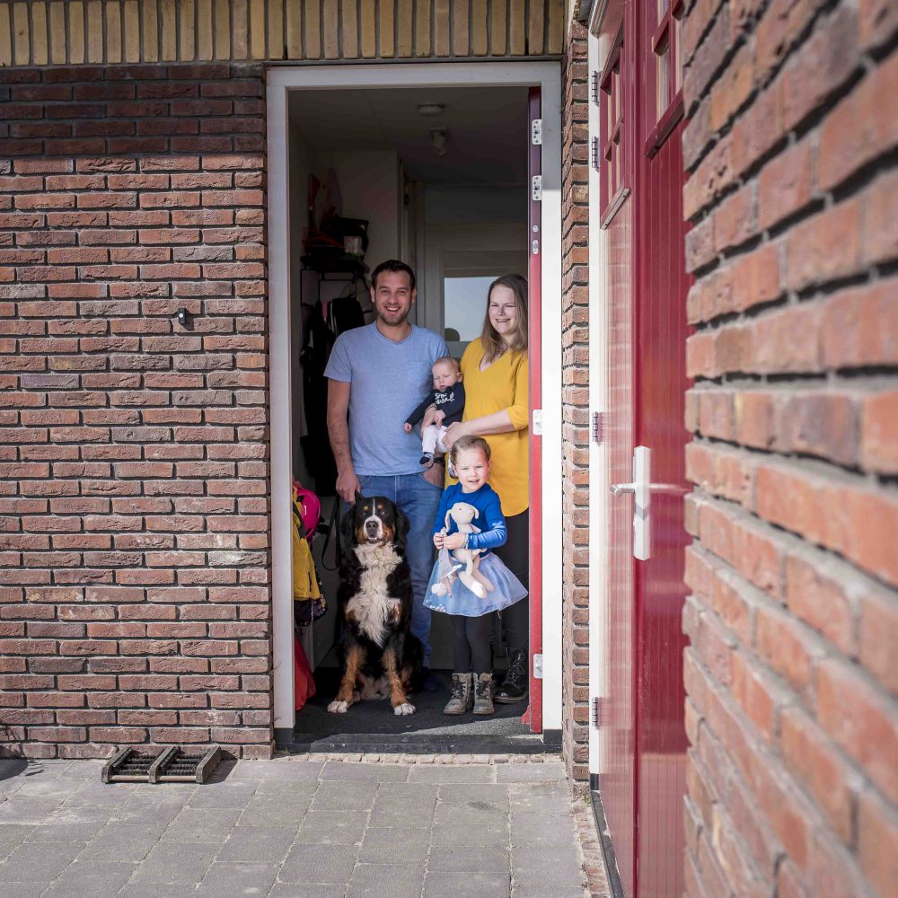 raamportret-voordeur-gezin-met-hond-jemooisteherinnering-fotografie